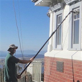 Using pure water to clean windows Geelong